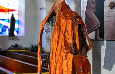Orange, aus Beton gegossene Kleidungsstücke sind das auffällige Detail der Kunstobjekte von Ulrike Schwager.