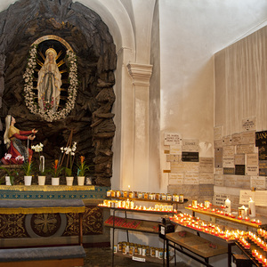 Innenansicht Basilika / Pfarre Graz-Mariatrost  Lourdesgrotte, Kerzengrotte.